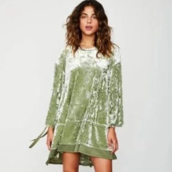 Elegant Green Velvet Dress - Picture 1 of 5